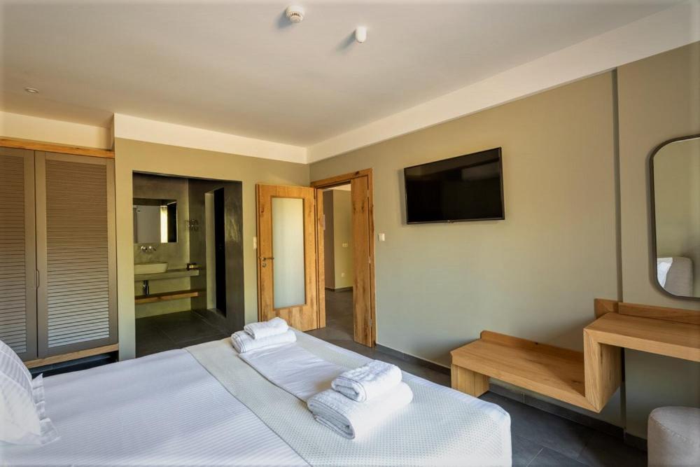 Diapori Suites Hotel Kardhamili Bagian luar foto
